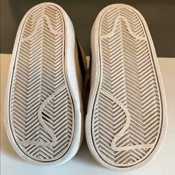 Nike toddler sneakers. - Picture 7 of 8